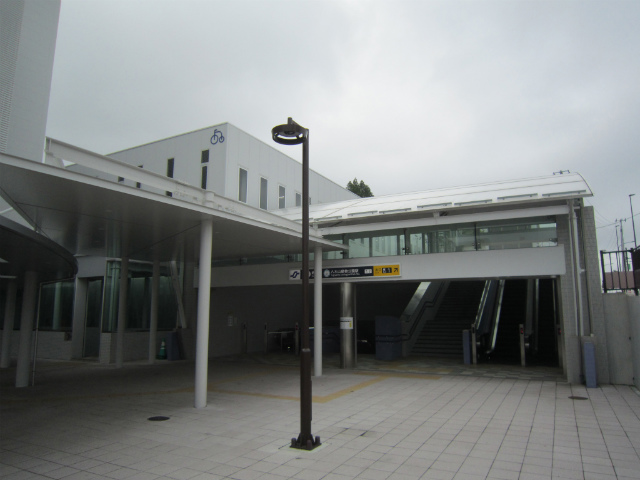 八木山駅舎